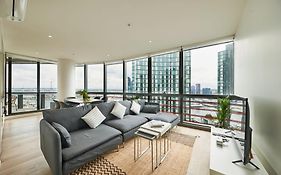 Sky Haven Modern Retreat With Free Parking