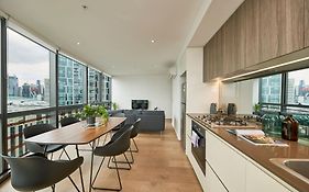 Sky Haven Modern Retreat With Free Parking